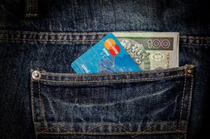 Kann Geld von der Bankkarte in der Hosentasche abgebucht werden? Mythos, reale Gefahr oder missverstandenes Risiko?
