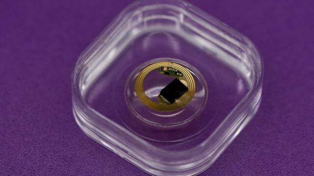 A rice-sized solid-state battery could move smart contact lenses from concept to reality A rice-sized solid-state battery could move smart contact lenses from concept to reality